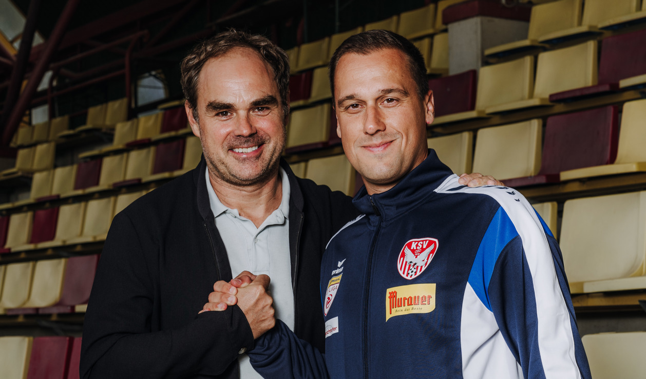 KSV-Trainer und Sportdirektor Roman Mählich und Trainer Gernot Plassnegger schütteln sich im Stadion die Hände.