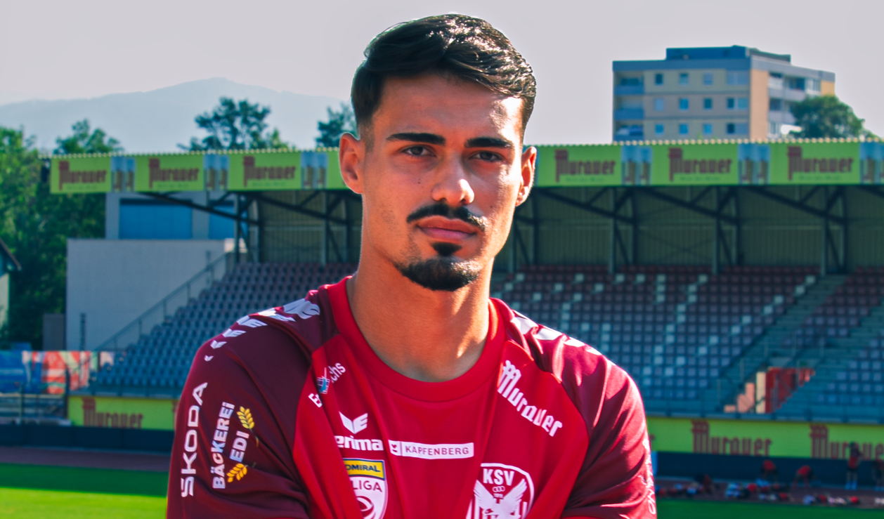Fußballspieler des KSV 1919 Kapfenberg im Stadion mit Tribüne und Bergkulisse